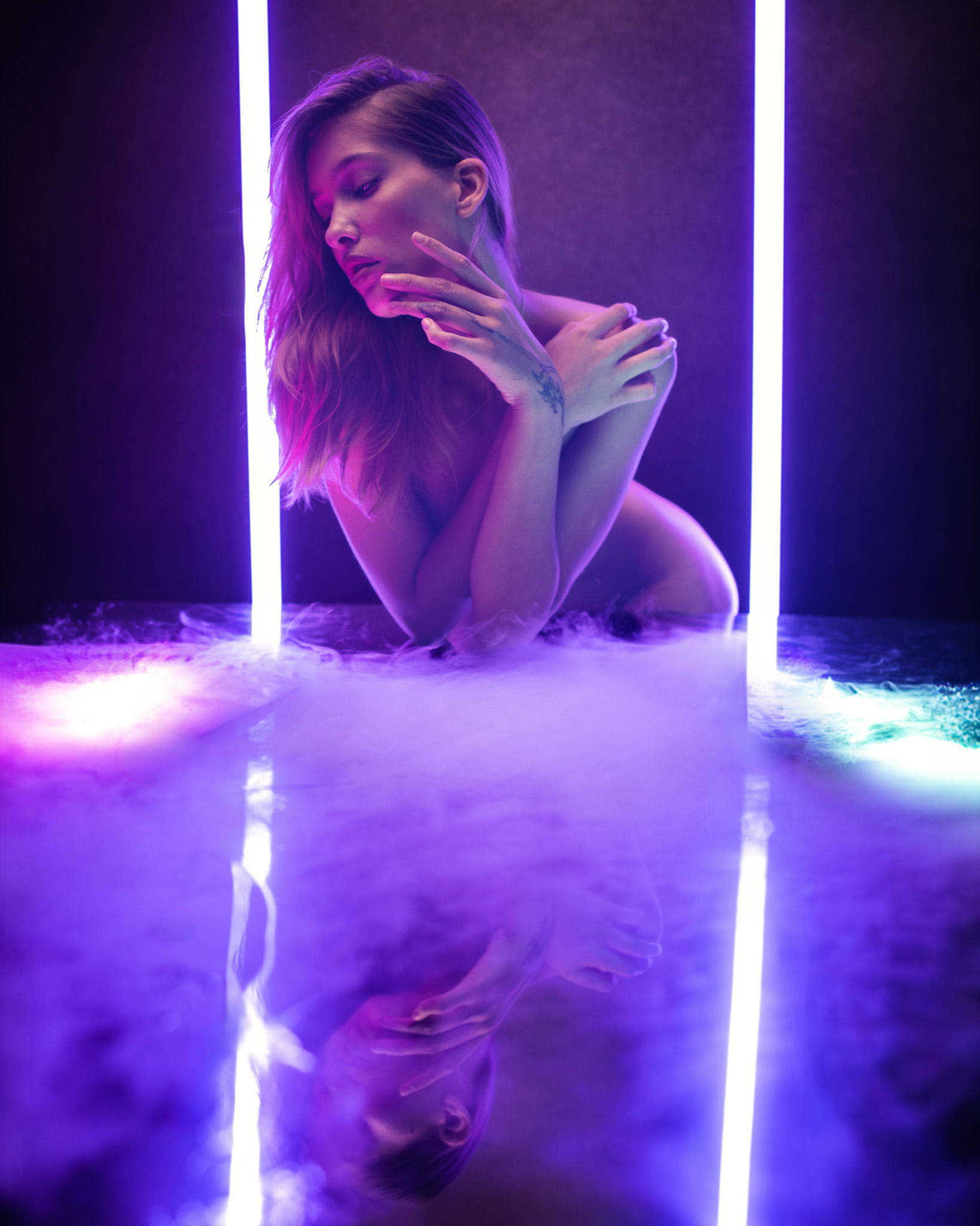 Aktfotografie Heilbronn — Fine Art Nude, LED-Tubes, Trockeneis