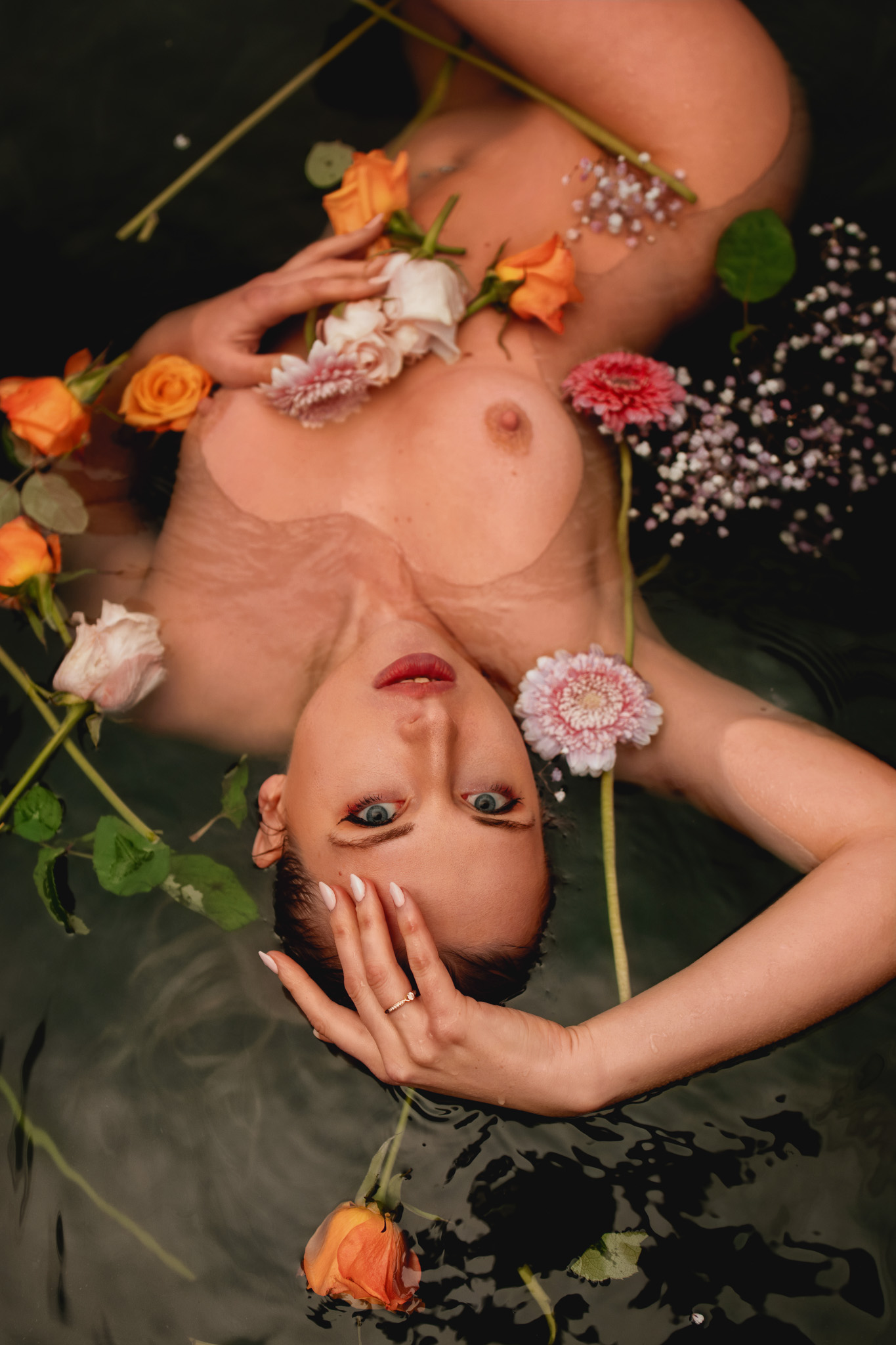 Aktfotografie Heilbronn — Fine Art Nude, Blumen im Wasser