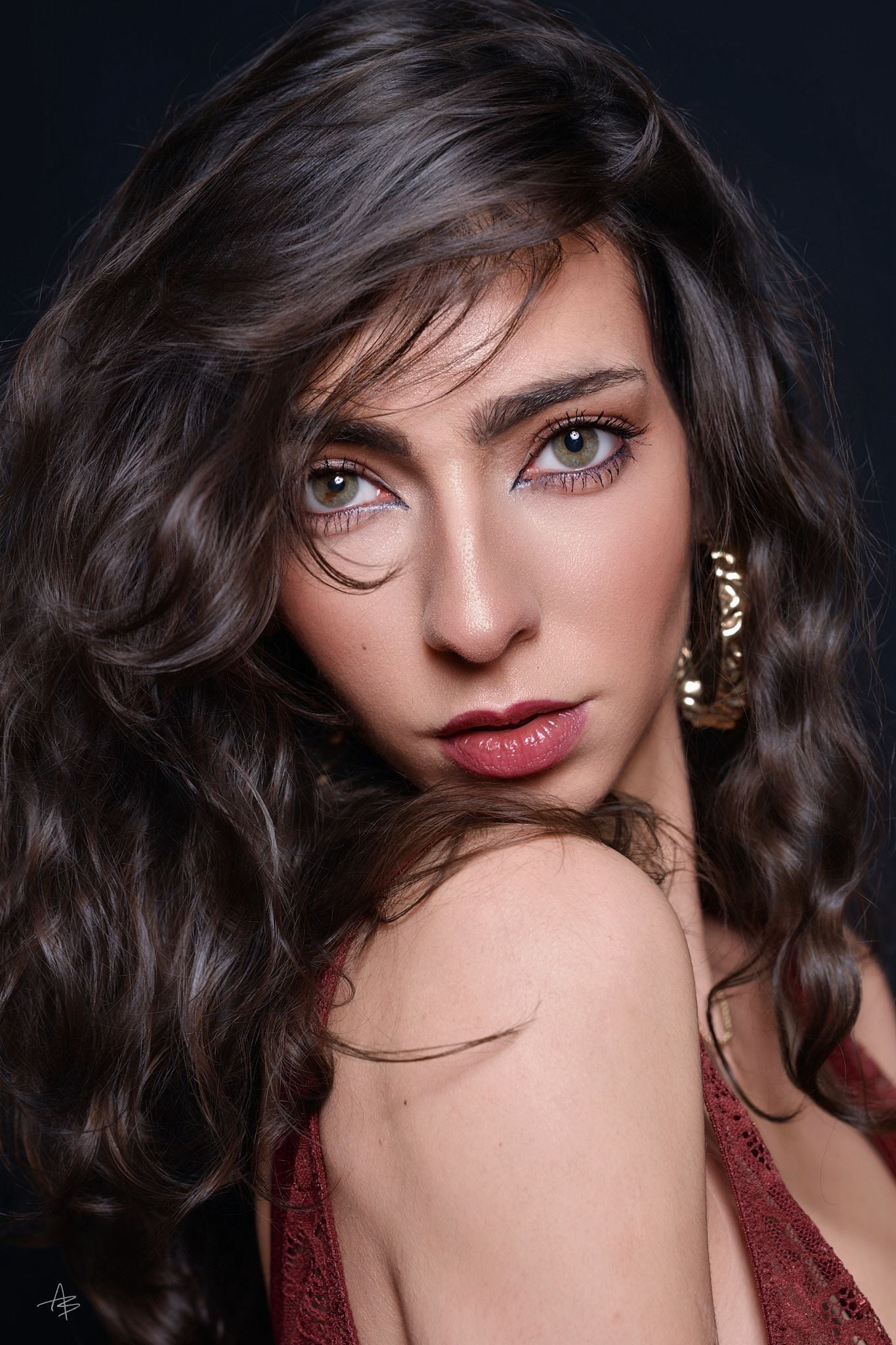 Aktfotografie Workshop — Ophelia Gano, nahes Porträt mit Locken vor dunklem Grund