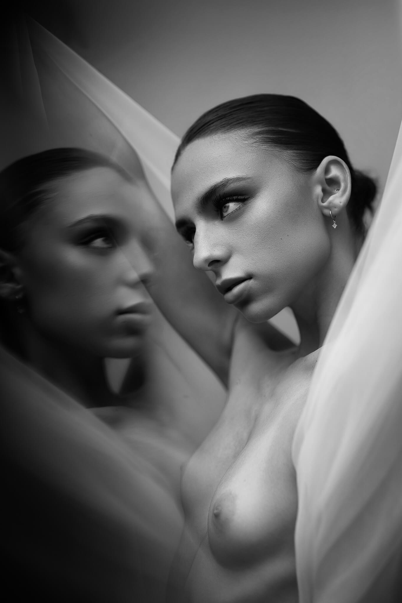 Beauty-Akt Fotografie Beispiel – Schwarz-Weiß Studiobild 2