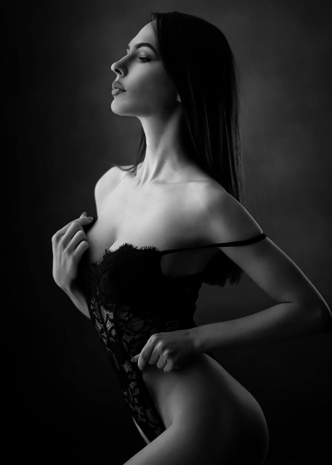 Editorial Boudoir Portrait — Atmosphärisch im Studio Stuttgart